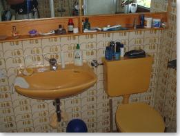 Sanitär: WC mit Aufputzspülkasten - vorher