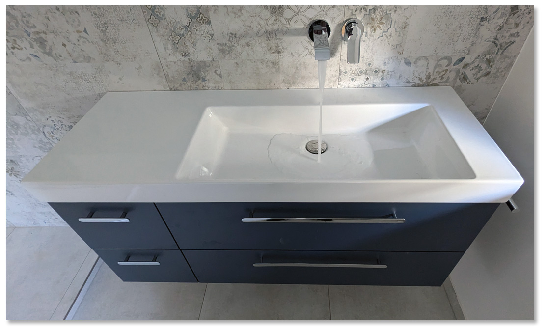 Möbelwaschtisch aus Keramik mit grosser Ablagefläche in München Möbelwaschtisch aus Keramik mit grosser Ablagefläche in München